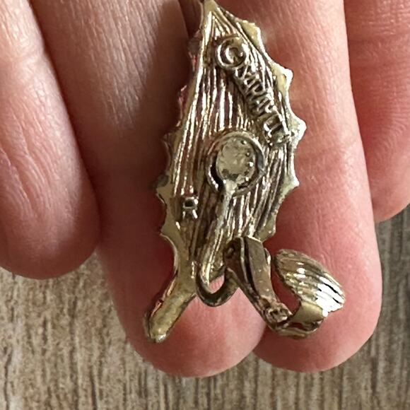 BOGO FREE Sara cov tree leaf clip on 70’s earrings - Picture 4 of 6